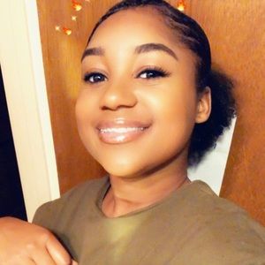 Meet your Posher, Alicia